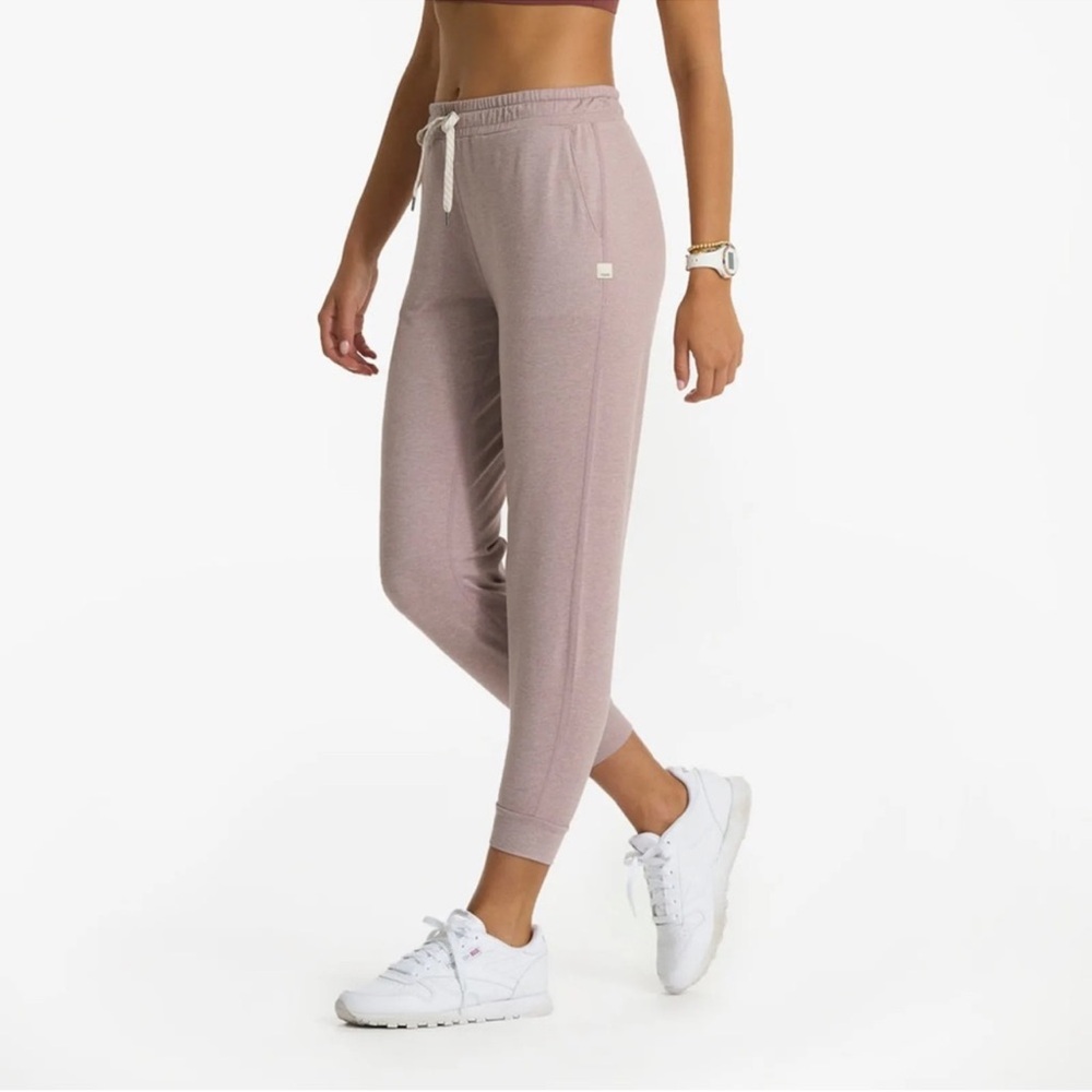 Vuori Performance Jogger in a Dusty Mauve size XS